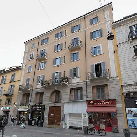 Alessia's Flat- Sarpi 5 아파트 *